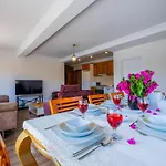 Ada Villa *